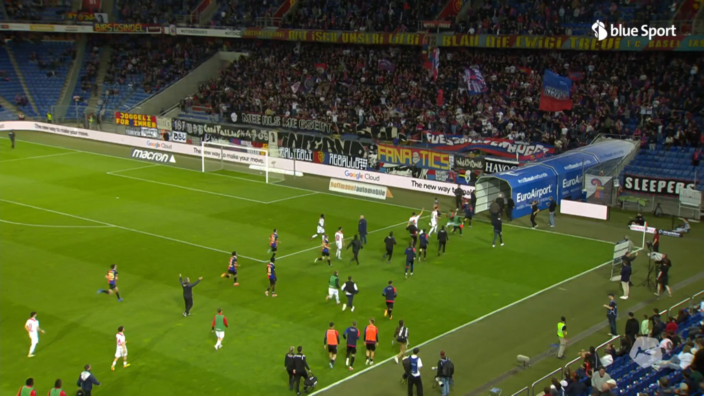 Kuriose Szenen im St. Jakob-Park: Deshalb jagen die Basel-Spieler Ouchy-Goalie Vachoux in die Katakomben.