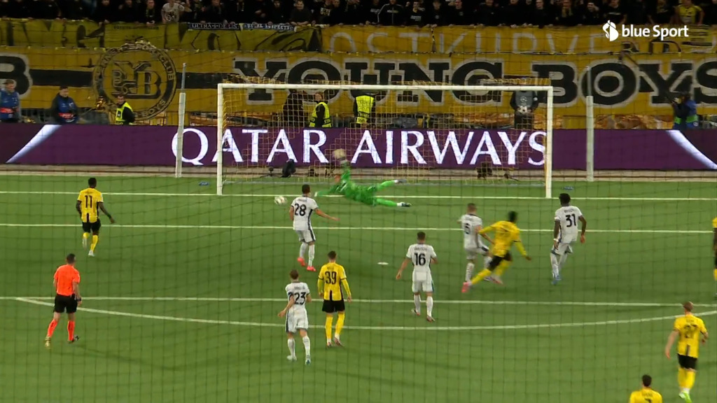 60. Minute: Monteiro knallt das Leder an den Pfosten