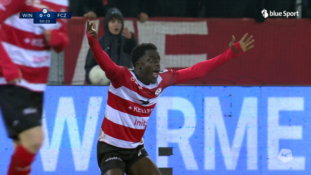 War das wirklich kein Foul? Gomis versteht die Welt nicht mehr
