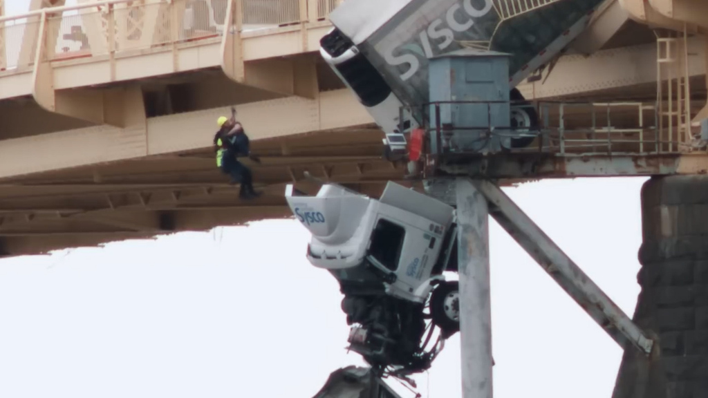 Filmreife Rettung: Truckerin baumelt 40 Minuten von Brücke
