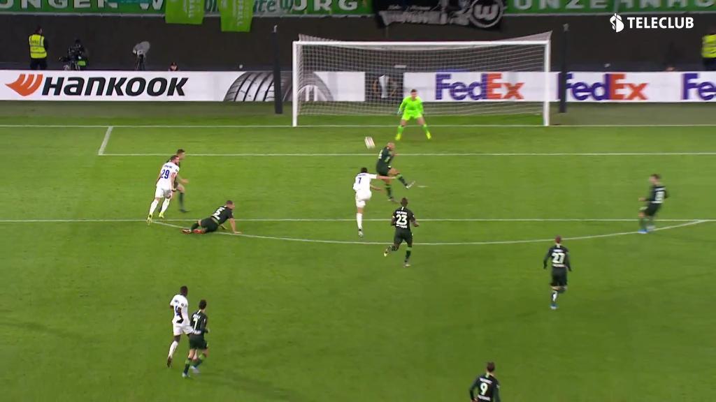 Yaremchuk hämmert den Ball per Volley unter die Latte