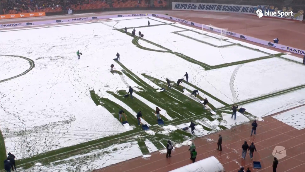 Schnee im letzigrund – FCZ-Fans helfen beim Schaufeln mit