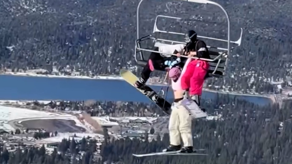 Dramatische Szene im Video: Zwei Minuten lang schwebt Skifahrerin am Sessellift
