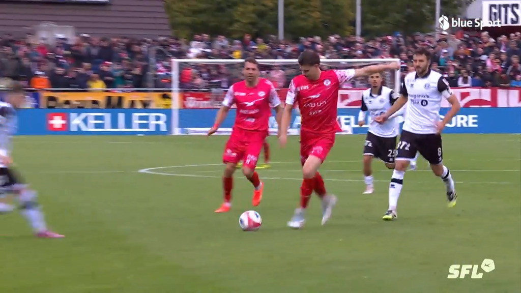 Hunziker mit Hammer-Kiste wenige Sekunden nach der Pause