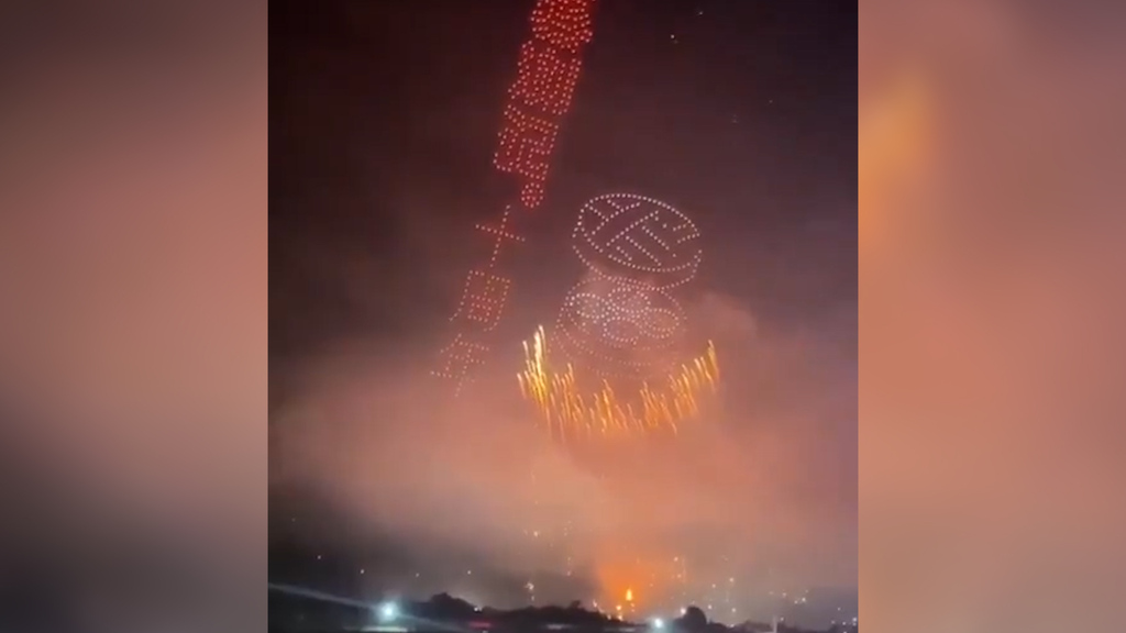 Panne bei Drohnen-Pyroshow: Funken stürzen ins Publikum und lösen Panik aus