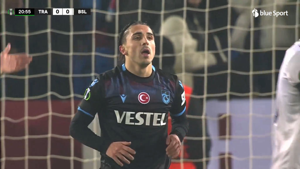 21. Minute: Doppelchance für Trabzonspor – Hitz zur Stelle