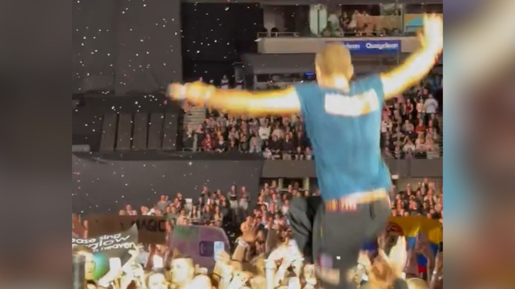 Il cantante Chris Martin cade durante un concerto