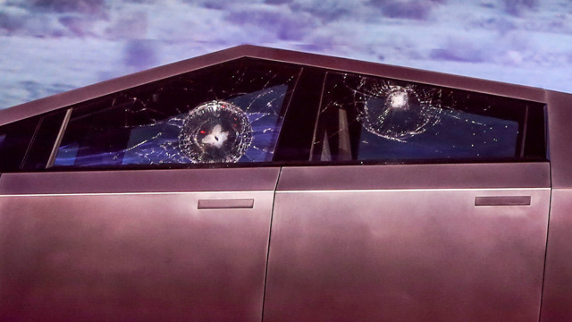 Tesla liefert erste Cybertrucks aus: Hält Musks Protz-Mobil nun wirklich einem Steinwurf stand?