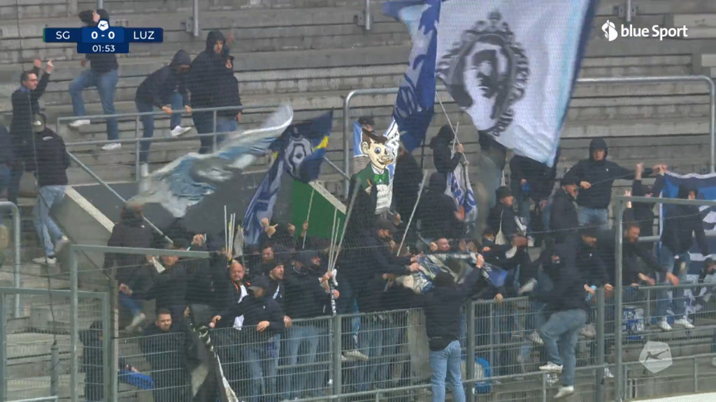 Luzern Fans versammeln sich im FCSG-Gästesektor