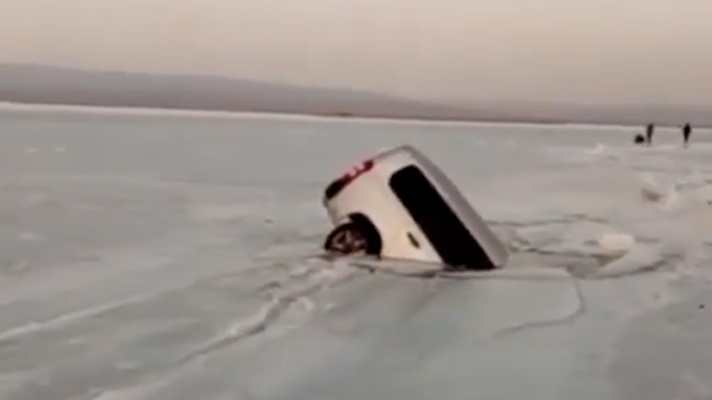 Auf dünnem Eis unterwegs: Autos versinken beim Eisfischen in zugefrorener Meeresbucht