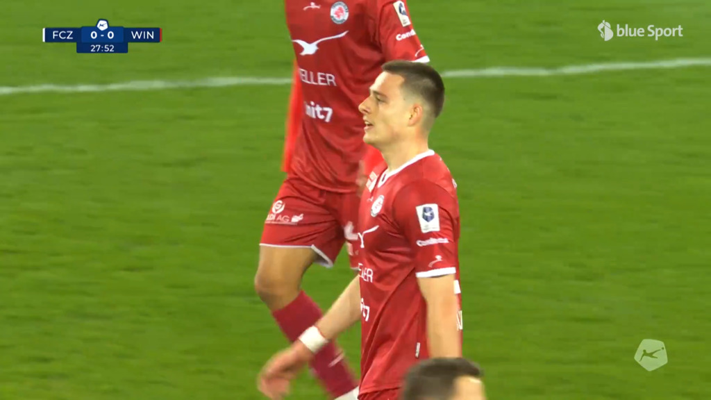 28. Minute: Durrers Kopfball fliegt am Tor vorbei