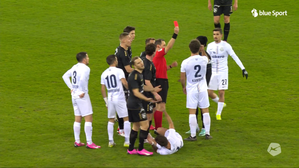 12. Minute: GC-Stürmer Abubakar verliert die Nerven und fliegt früh vom Platz