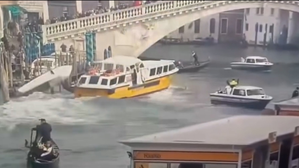 Ausser Kontrolle: Fähre rammt Gondeln in Venedig