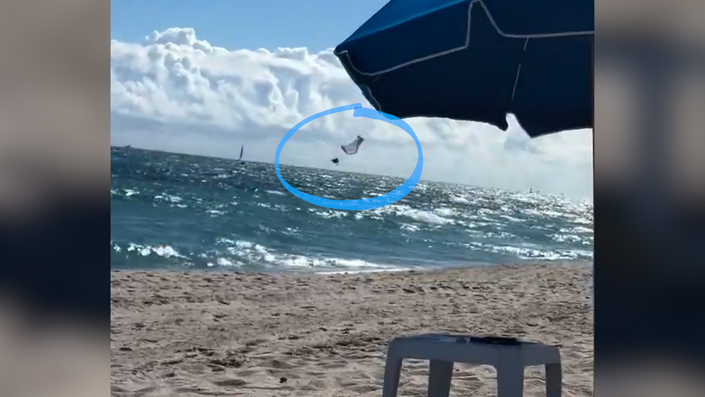 Video zeigt: Paraglider stürzt 150 Meter ins Meer und überlebt