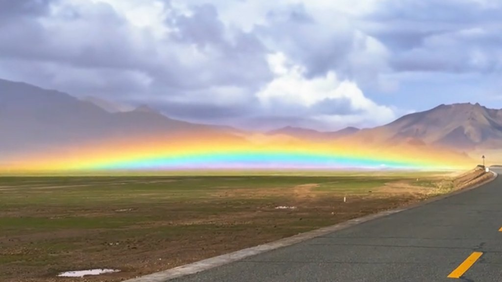Naturphänomen in Tibet - Berührt dieser Regenbogen den Boden?