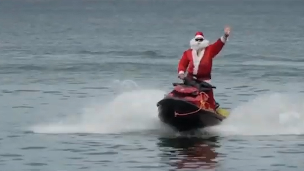Nur in Brasilien: Santa auf Jetski rettet drei Stand-up Paddler
