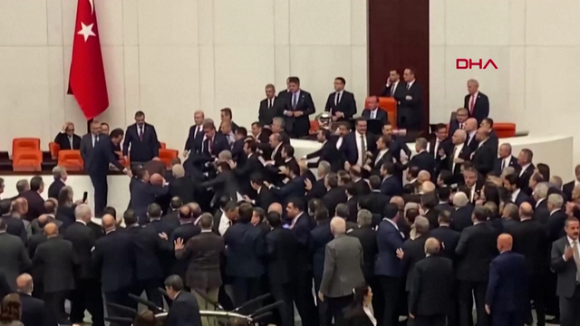 Wieder fliegen die Fäuste: Schlägerei im türkischen Parlament nach umstrittener Wahl