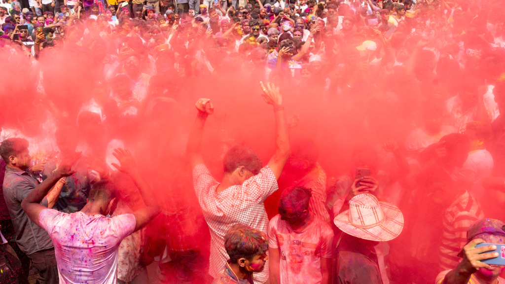 Frühling, Farben und Ausnahmezustand – Wenn ganz Indien bunt wird: Millionen feiern das Holi-Farbenfest