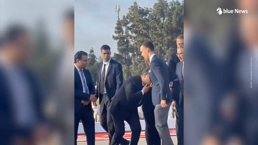 Nessuno riesce a baciare la mano al principe ereditario del Marocco