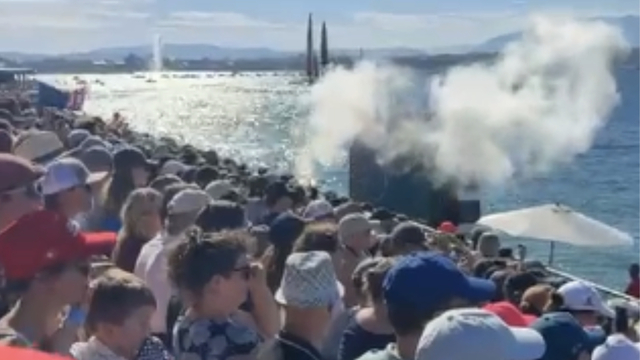 Ausverkaufte Ränge: Zahlreiche Segel-Fans verfolgen das Spektakel in Genf