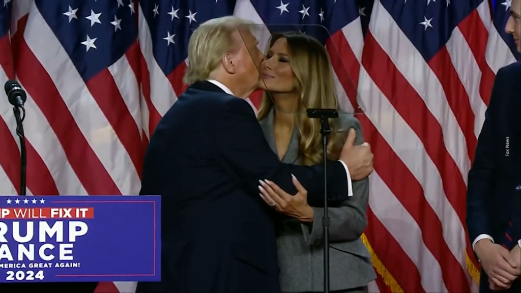 Trump embrasse sa femme Melania lors de son discours !