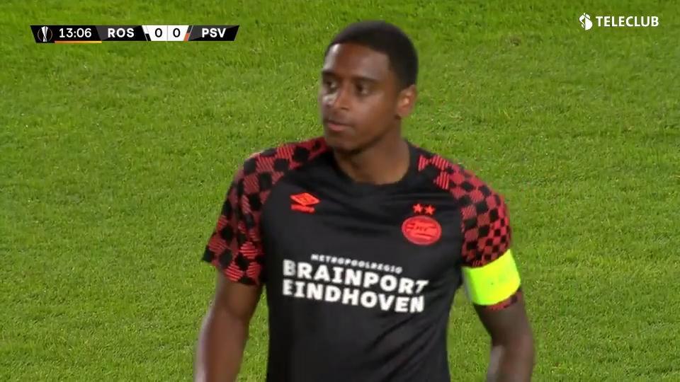 Im Fallen: Eindhovens Rosario knallt die Kugel unter die Latte