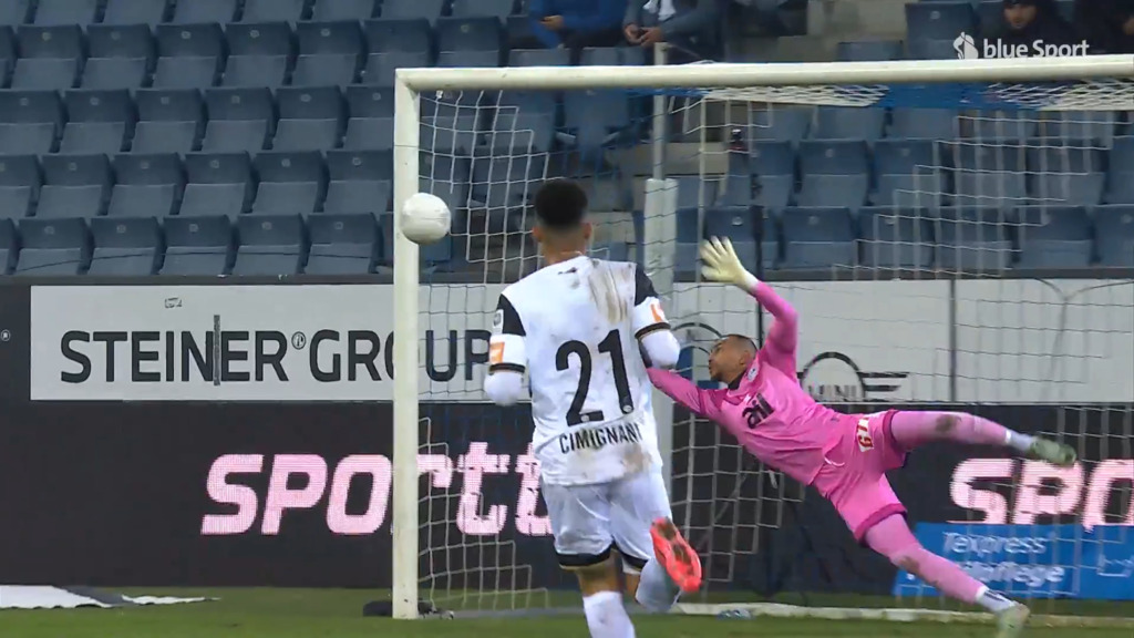 Spadanuda knallt den Ball an den Pfosten