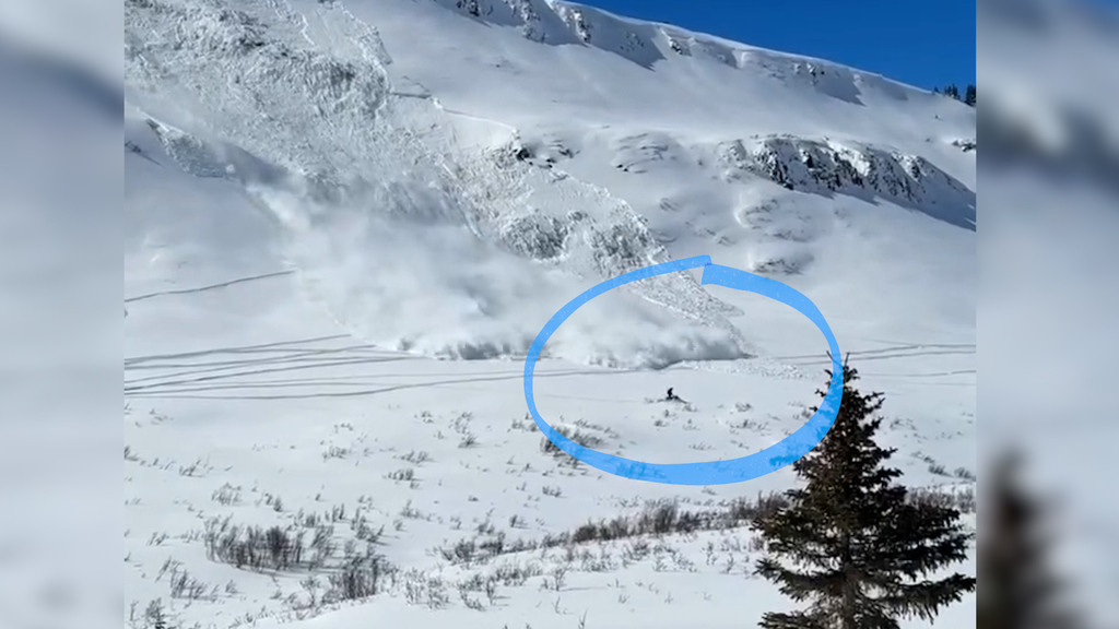 Vorfall in den USA: Diese Skibiker entkommen einer Lawine nur knapp