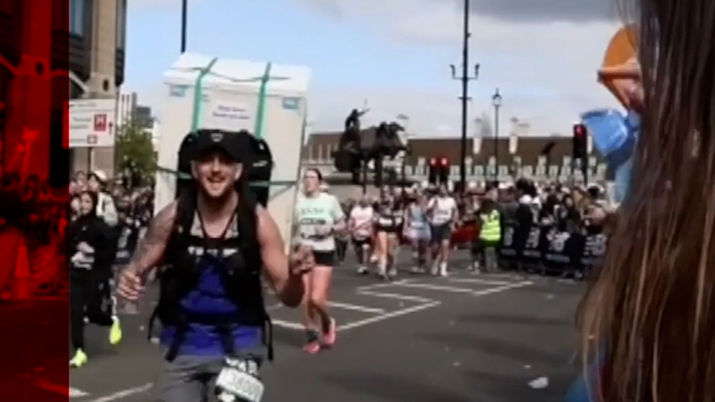 Erfolgreicher Antrag als Zugabe // Brite rennt Marathon mit Kühlschrank auf dem Rücken