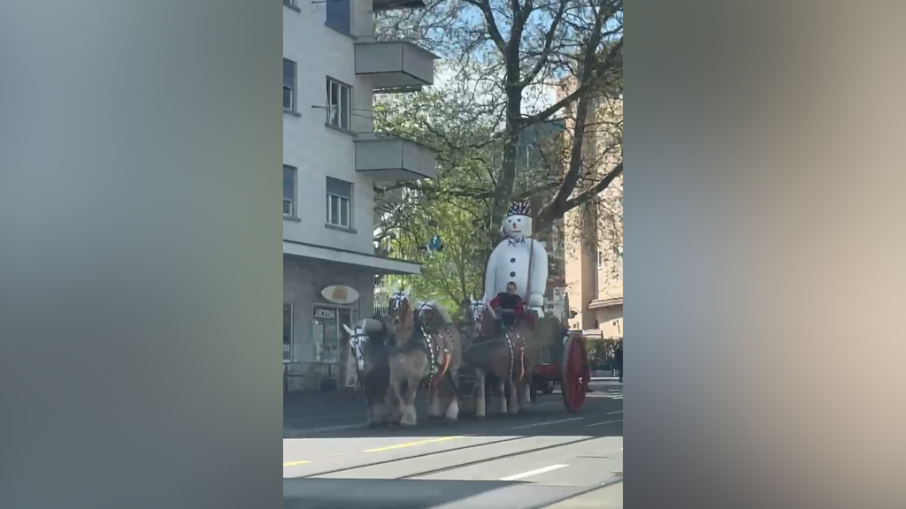 Hier eskortiert die Polizei den Böögg zum Sechseläutenplatz