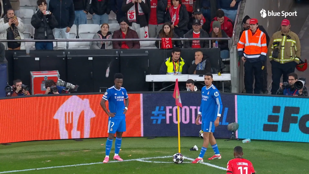 Vinicius wird von Flasche aus dem Publikum getroffen