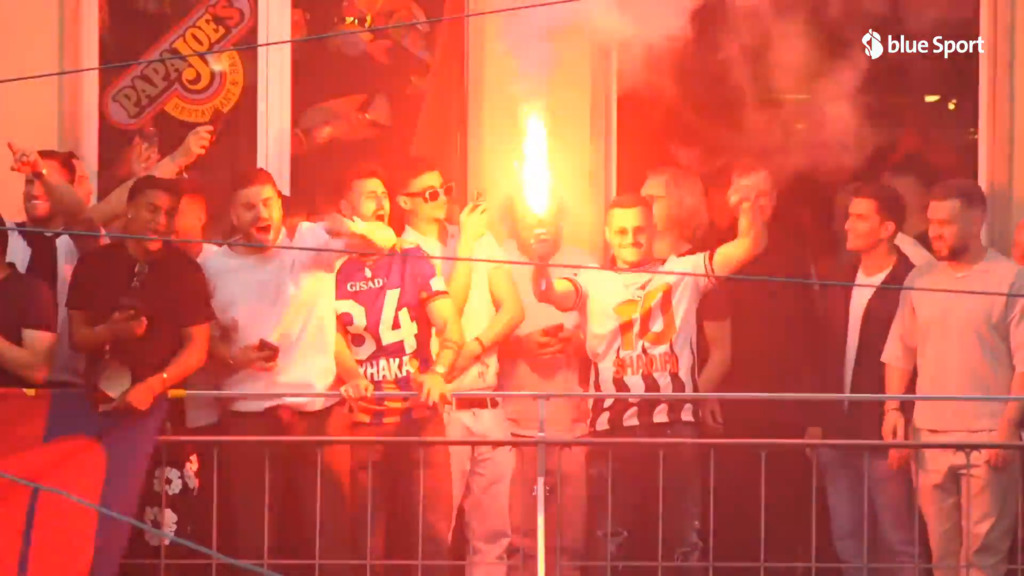 Taulant Xhaka allume une torche pyrotechnique pour fêter le titre.