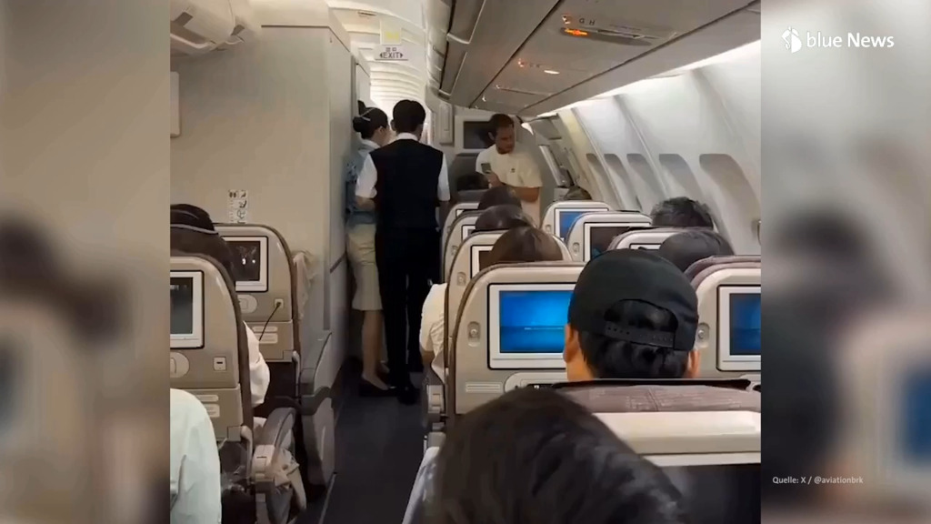 Uomo cerca di aprire il portellone dell'uscita di emergenza durante il volo