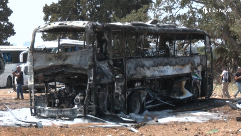 Des bus détruits suite à une frappe iranienne sur le centre d'Israël