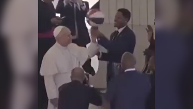 Showeinlage im Vatikan: Hier zeigt Papst Leo XIV seine Basketball-Künste
