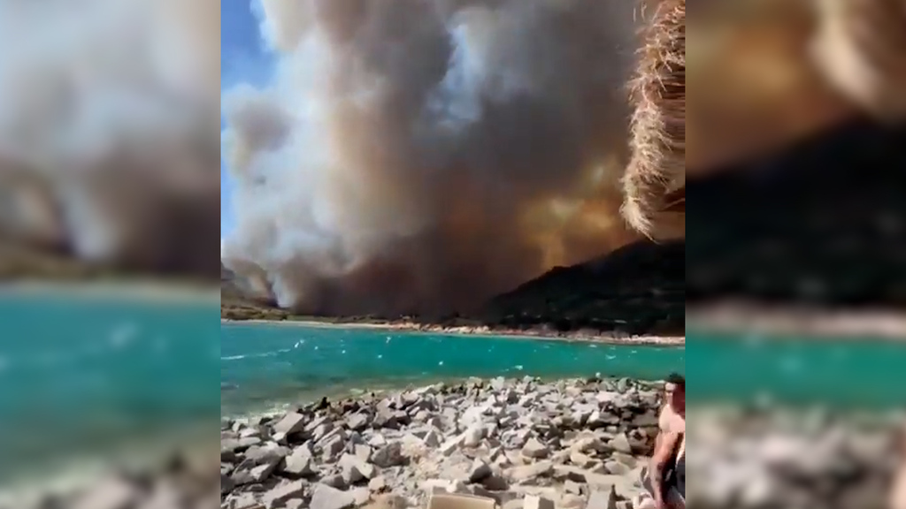 Waldbrand auf Sardinien: Video zeigt, wie Touristen vor den Flammen ins Meer fliehen