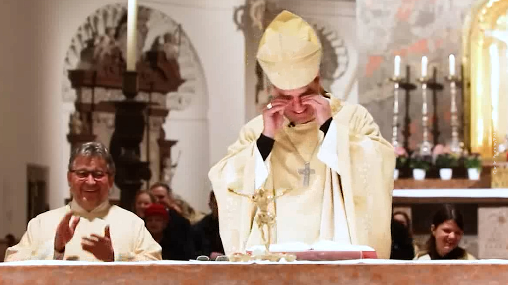 Ganze Kirche lacht mit // Bischof bricht an Ostermesse in schallendes Gelächter aus