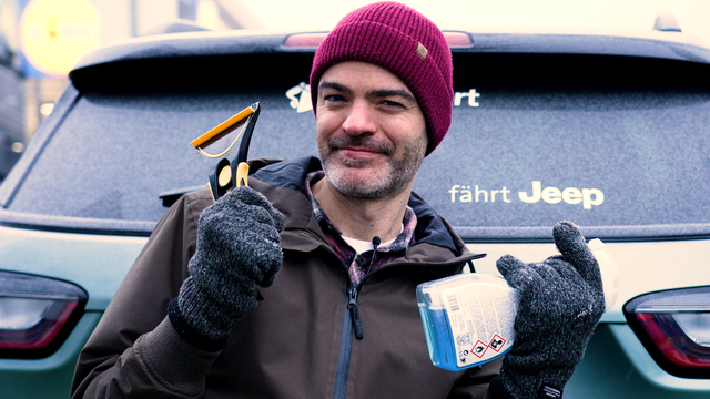 5 Enteisungsmethoden im Test: Vereiste Autoscheiben kratzen uns nicht, diese Mittel aber schon