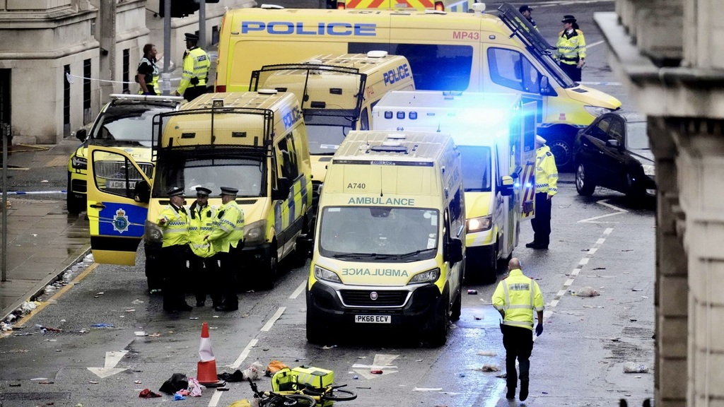Une voiture fonce dans la foule : la parade de Liverpool vire au drame
