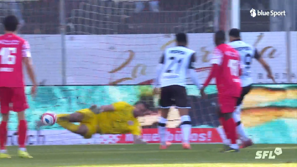 Kapino hext mit Doppel-Parade