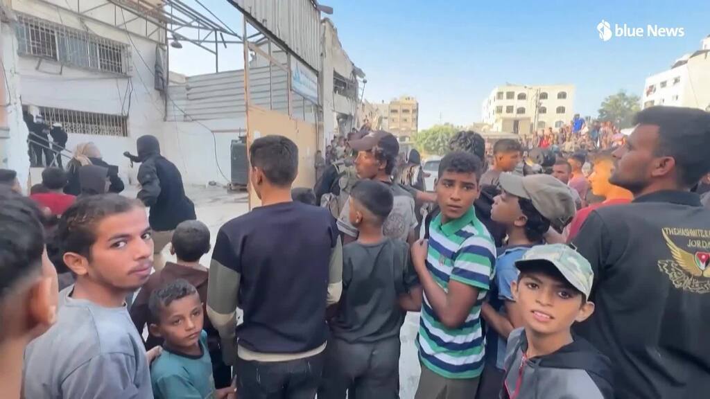 Des véhicules de la Croix-Rouge circulent dans la ville de Gaza