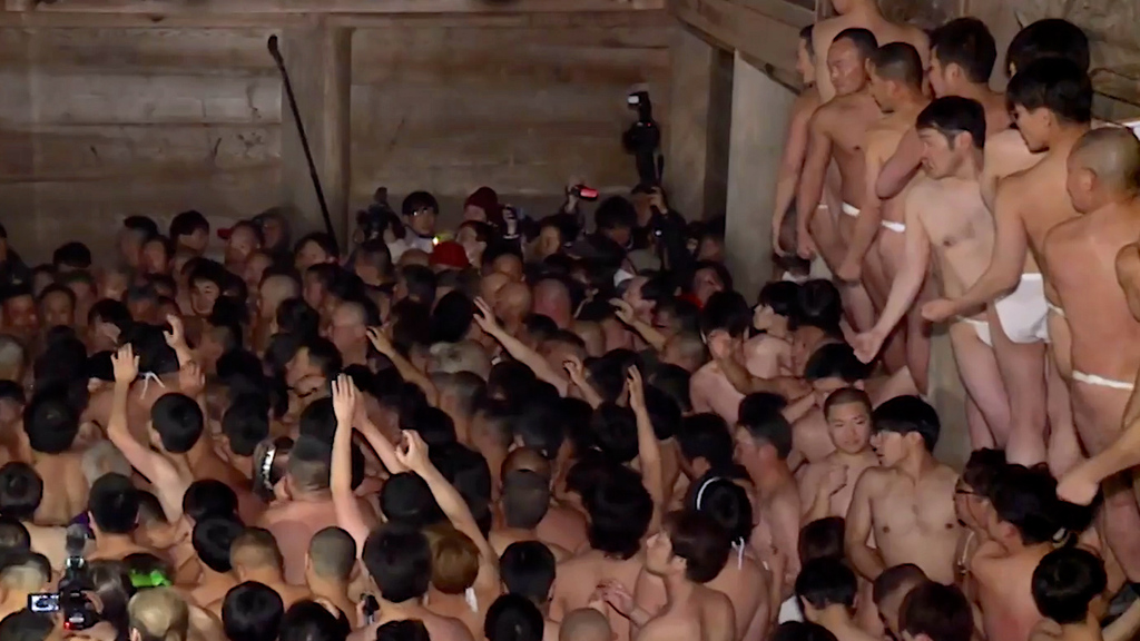 Kurioses aus Japan: Nackt-Festival gehen die Teilnehmer aus