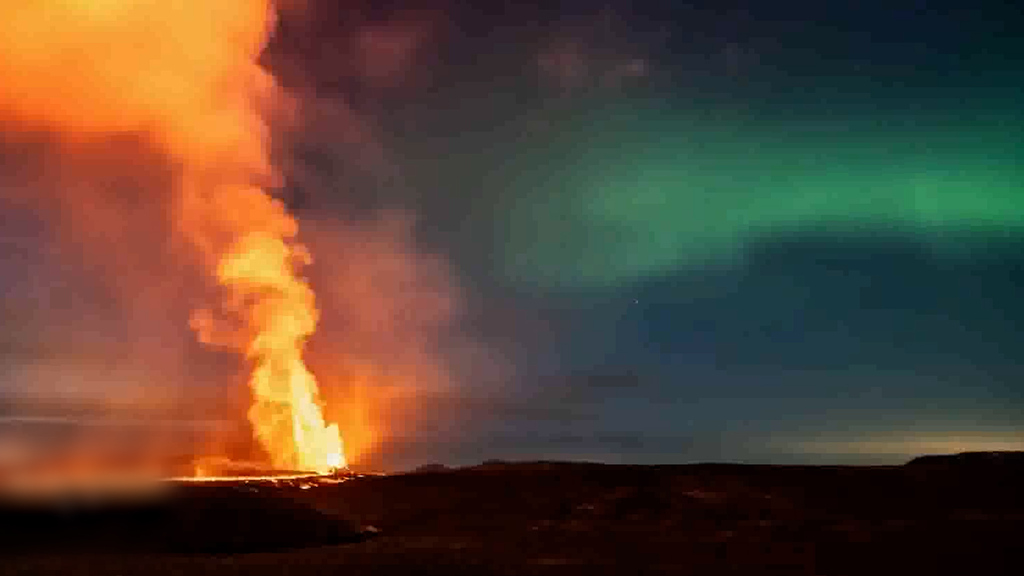 Naturspektakel Island // So grün leuchten dir Nordlichter über brodelndem Vulkan