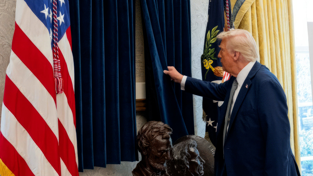 Trump affiche la Déclaration d'Indépendance dans le bureau oval