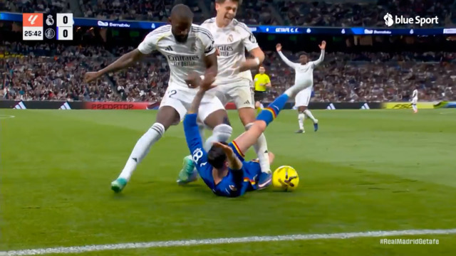 Rüdiger trifft Gegenspieler mit dem Knie im Gesicht