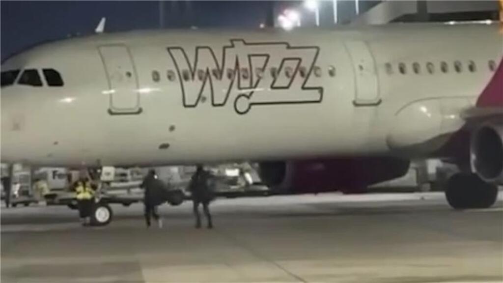 Passagiere rennen verpasstem Flieger hinterher