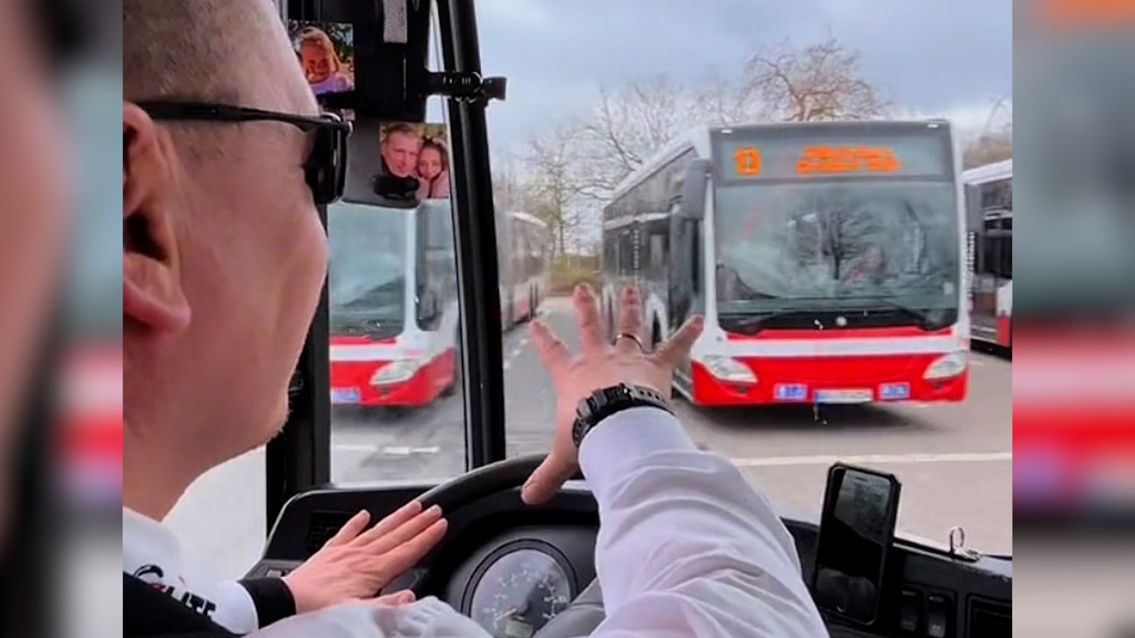 Er wird schon nachgeahmt: Busfahrer Michel Schwartz geht mit seinem Handgruss viral