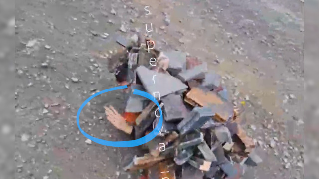 Skurrile Überlebensmethode – Russische Soldaten tarnen sich als Müllhaufen