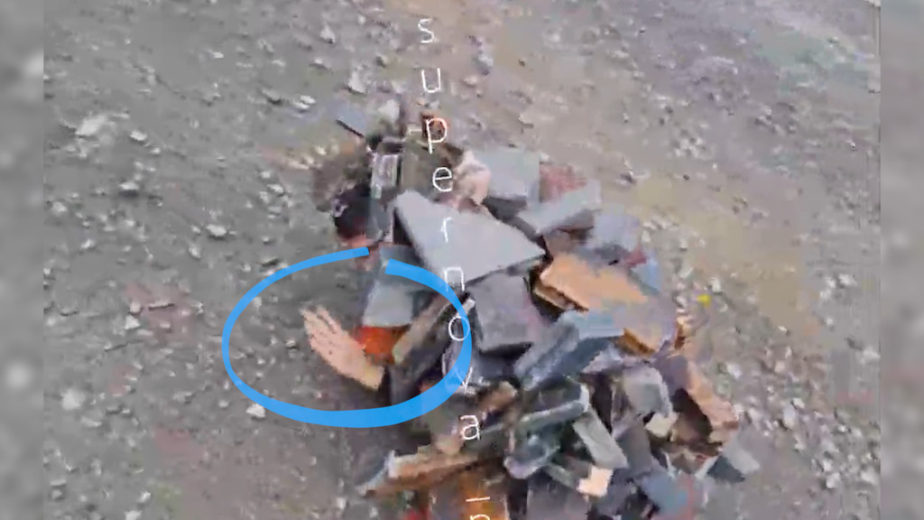 Skurrile Überlebensmethode – Russische Soldaten tarnen sich als Müllhaufen