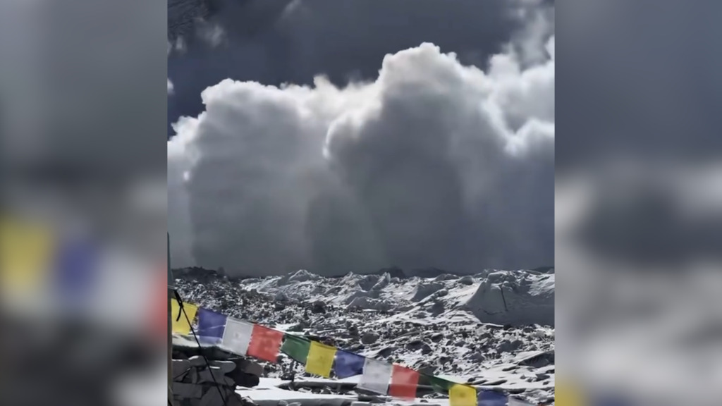 Gefahr am Mount Everest – Lawine rast auf südliches Basislager zu